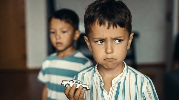 Fratrie et jalousie : comprendre les causes pour mieux les gérer